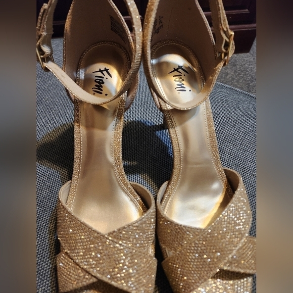 Gold Lavish heels measurements are pictured. - Picture 7 of 8